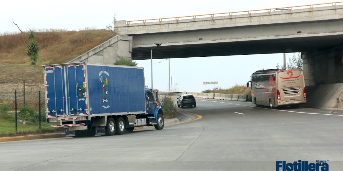 Transporte público y de carga obsoleto en México.