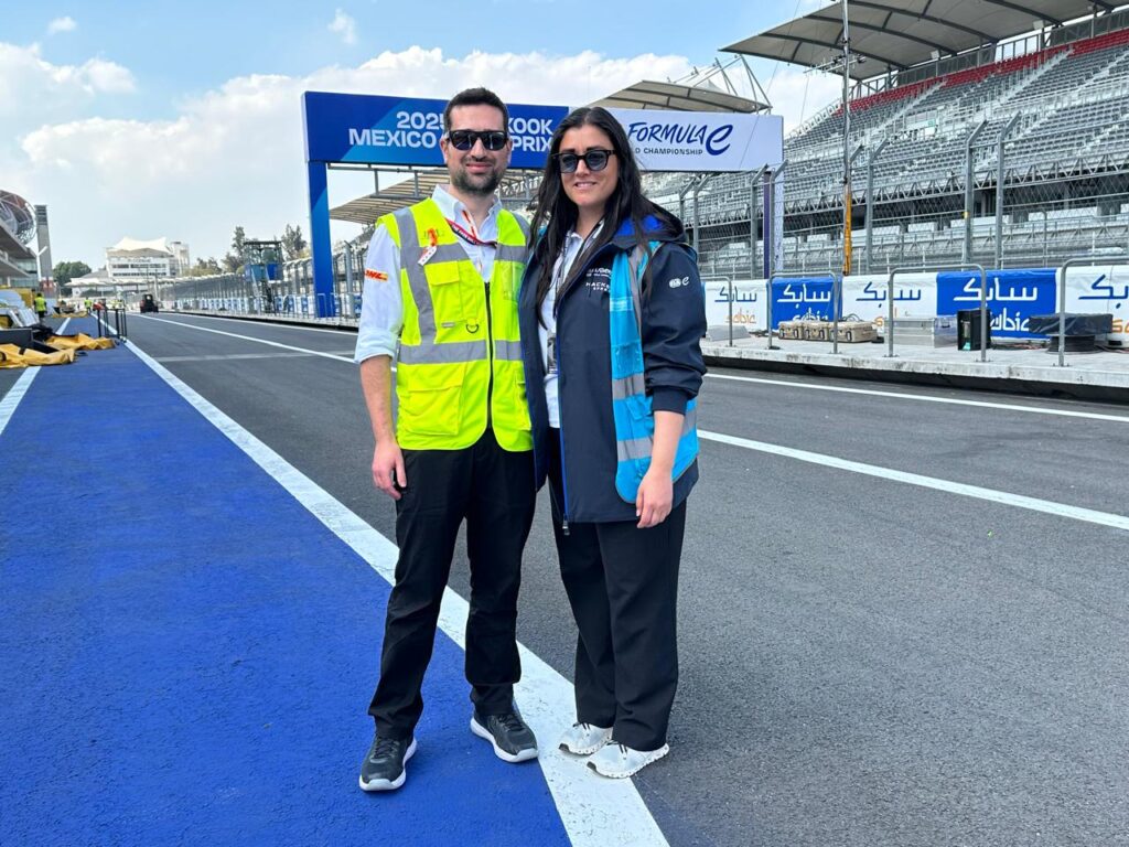 Federico Cavani, Motorsport Trackside Specialist de DHL Motorsports, y Georgina Sanchez-Baca, Sales and Activations Manager para América Latina de la Fórmula E.