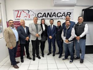 Directivos de CANACAR y el CECATI 144 en el evento.