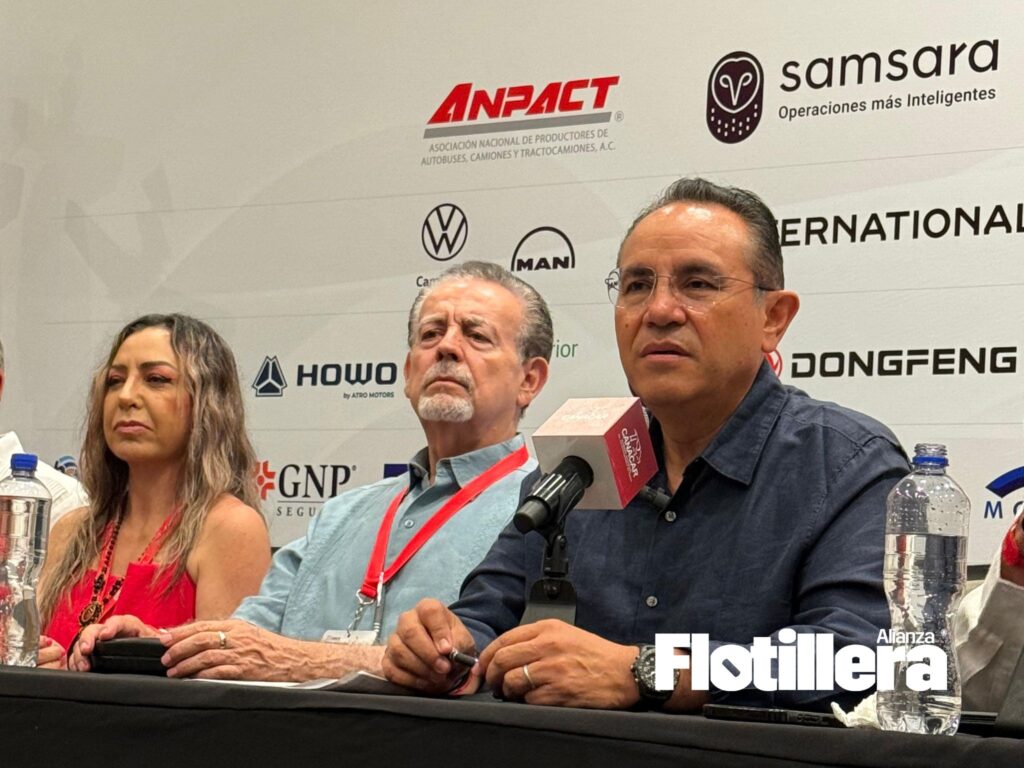Al micrófono, Miguel Ángel Martínez Millán, Presidente de la Canacar.