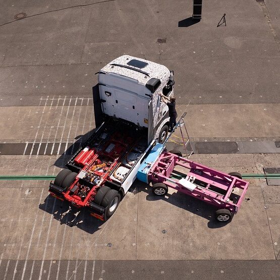 Sicherer unterwegs mit Hochvolt: Hohe passive Sicherheit des Mercedes-Benz eActros 600 in Crash-Tests bestätigtSafer on the road with high voltage: High passive safety of the Mercedes-Benz eActros 600 confirmed in crash tests