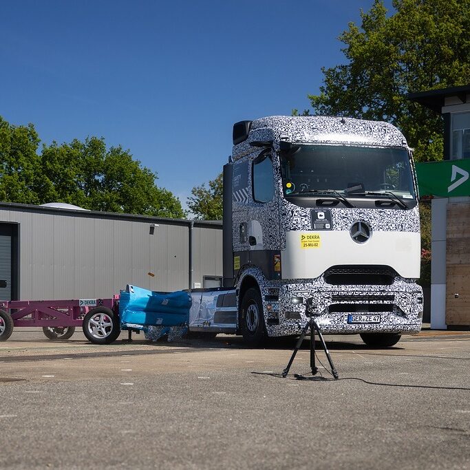 Sicherer unterwegs mit Hochvolt: Hohe passive Sicherheit des Mercedes-Benz eActros 600 in Crash-Tests bestätigtSafer on the road with high voltage: High passive safety of the Mercedes-Benz eActros 600 confirmed in crash tests