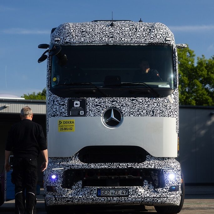 Sicherer unterwegs mit Hochvolt: Hohe passive Sicherheit des Mercedes-Benz eActros 600 in Crash-Tests bestätigtSafer on the road with high voltage: High passive safety of the Mercedes-Benz eActros 600 confirmed in crash tests