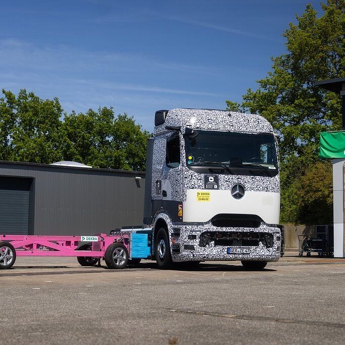 Sicherer unterwegs mit Hochvolt: Hohe passive Sicherheit des Mercedes-Benz eActros 600 in Crash-Tests bestätigtSafer on the road with high voltage: High passive safety of the Mercedes-Benz eActros 600 confirmed in crash tests