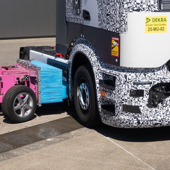 Sicherer unterwegs mit Hochvolt: Hohe passive Sicherheit des Mercedes-Benz eActros 600 in Crash-Tests bestätigtSafer on the road with high voltage: High passive safety of the Mercedes-Benz eActros 600 confirmed in crash tests