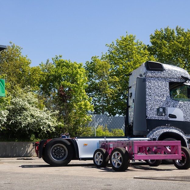 Sicherer unterwegs mit Hochvolt: Hohe passive Sicherheit des Mercedes-Benz eActros 600 in Crash-Tests bestätigtSafer on the road with high voltage: High passive safety of the Mercedes-Benz eActros 600 confirmed in crash tests