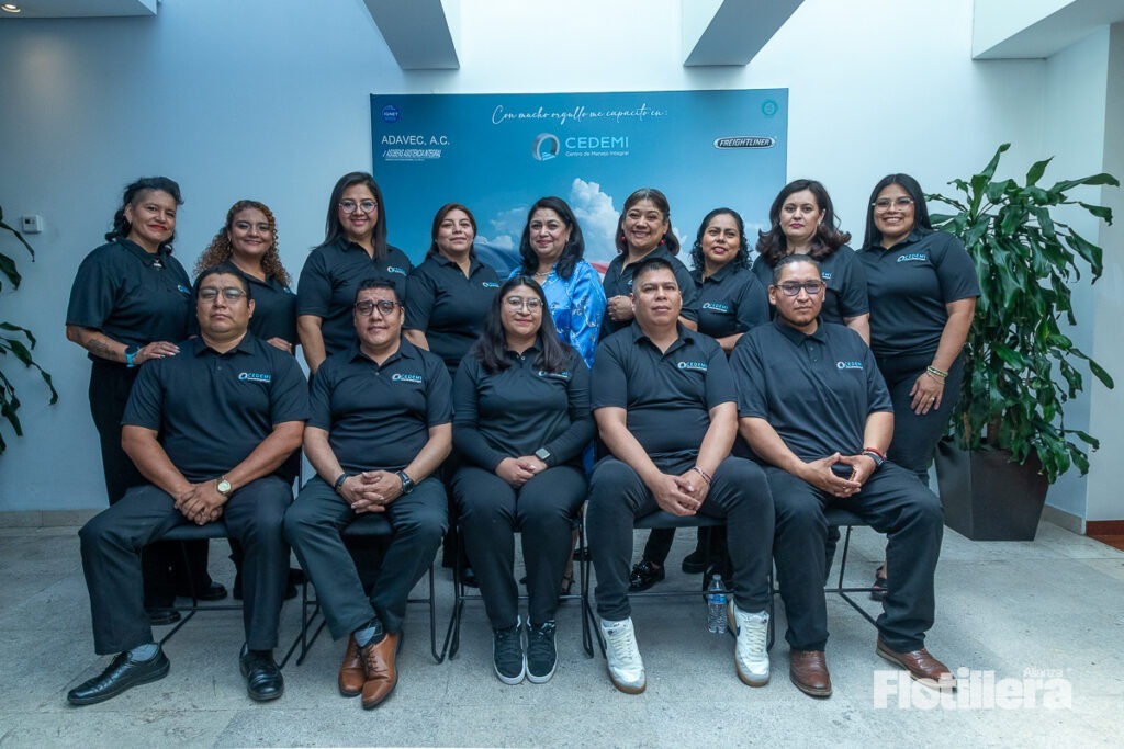 Primera generación de 'Mujeres al volante' junto a sus instructores.